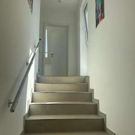 Appartamento Neubau 4 Schlafzimmer, Wohnkueche Balkon Und Parkplatz *