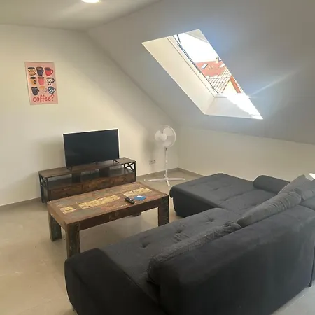 Neubau 4 Schlafzimmer, Wohnkueche Balkon Und Parkplatz Appartamento *