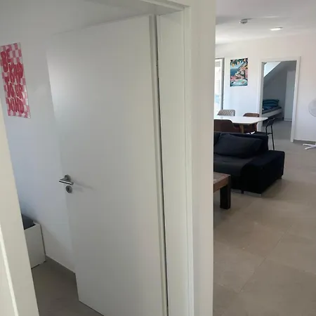 Neubau 4 Schlafzimmer, Wohnkueche Balkon Und Parkplatz